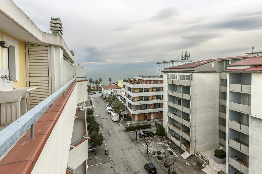 Palazzo Giallo Alba Adriatica Esterno foto